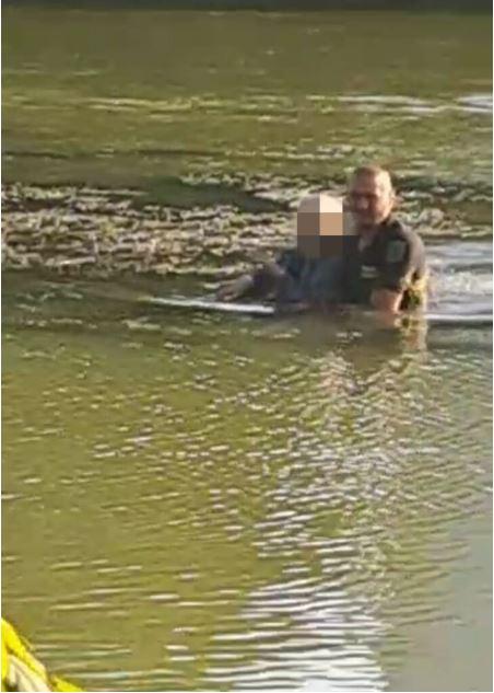 Poliţist local, salvator pentru o femeie care intenţiona să-şi pună capăt zilelor în apele râului Argeş 842872