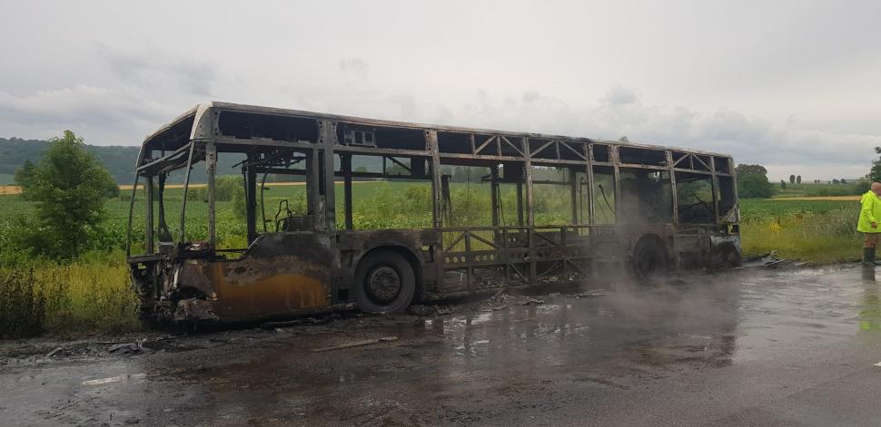 Un autobuz plin cu pasageri a luat foc pe șosea, în Dulcești, județul Neamț! De la ce a pornit incendiul 843117