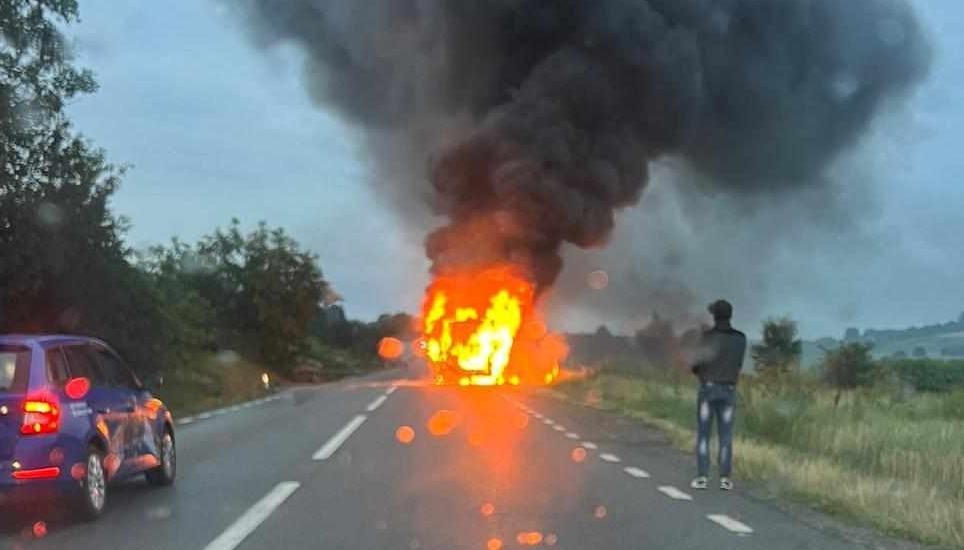 Un autobuz plin cu pasageri a luat foc pe șosea, în Dulcești, județul Neamț! De la ce a pornit incendiul 843118