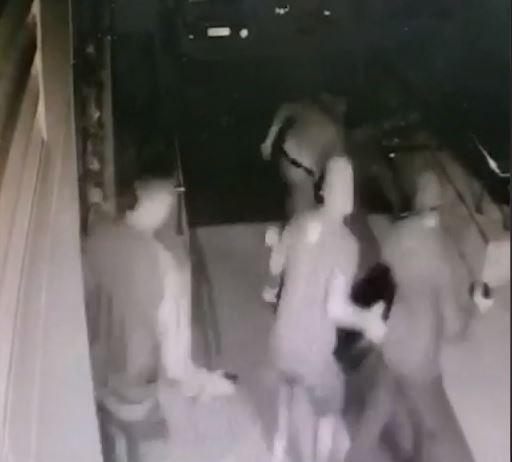 Bătaie cruntă între suporteri, în faţa unei săli de pariuri sportive din Bucureşti | 9 ultraşi audiaţi 843214