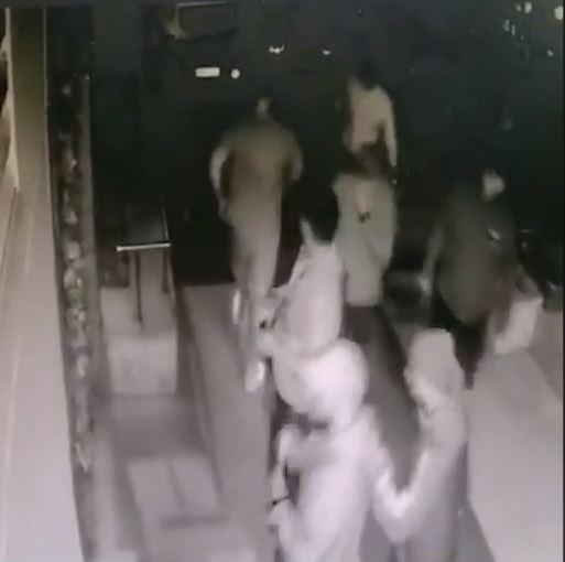 Bătaie cruntă între suporteri, în faţa unei săli de pariuri sportive din Bucureşti | 9 ultraşi audiaţi 843215