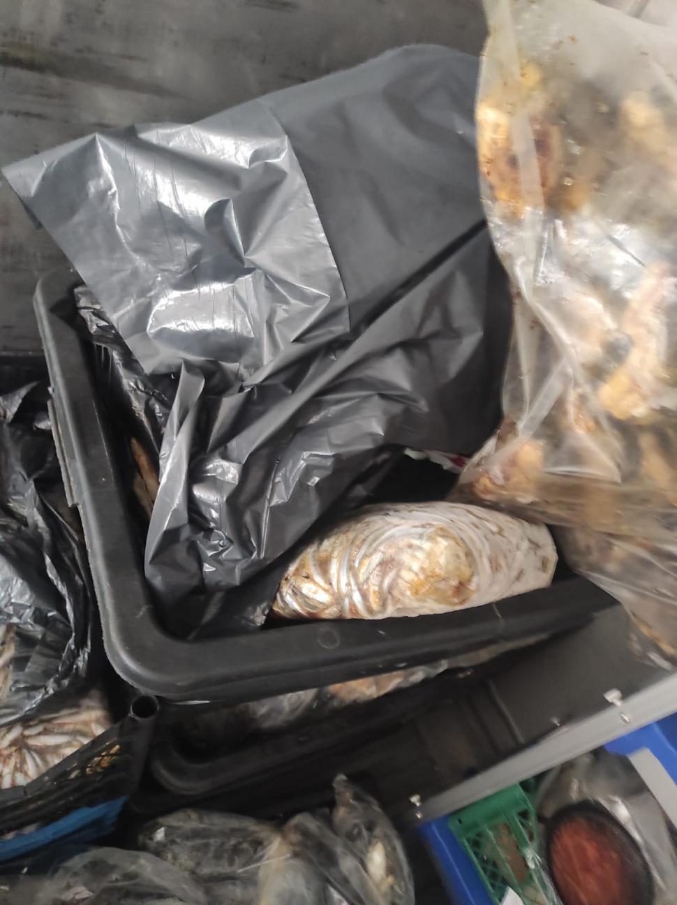 Cunoscut restaurant din Costinești, închis după ce s-au găsit gândaci, mizerie și produse expirate. Șeful ANPC: "Plus condiții de depozitare precare ale peștelui" 843095