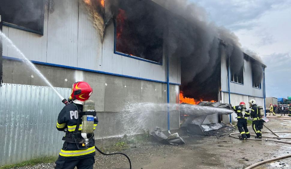 Incendiu de proporții la o hală de deșeuri din Sibiu. Degajări mari de fum pe o suprafață de aproximativ 300 mp 843204
