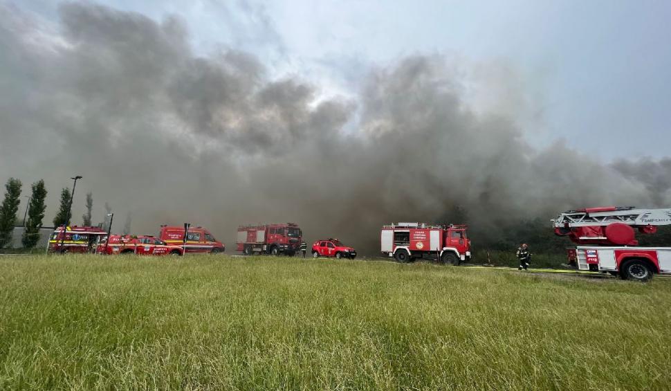 Incendiu de proporții la o hală de deșeuri din Sibiu. Degajări mari de fum pe o suprafață de aproximativ 300 mp 843207