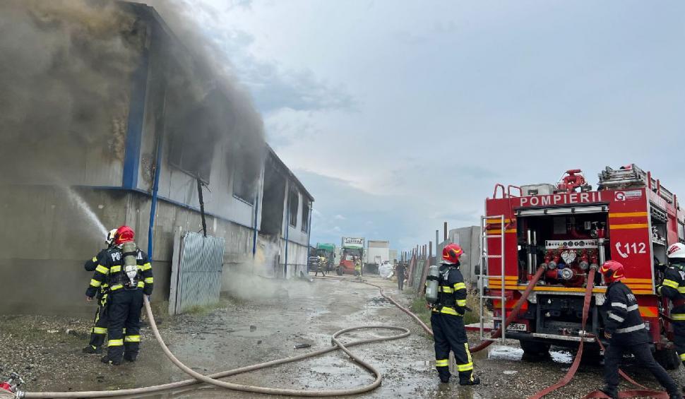 Incendiu de proporții la o hală de deșeuri din Sibiu. Degajări mari de fum pe o suprafață de aproximativ 300 mp 843208