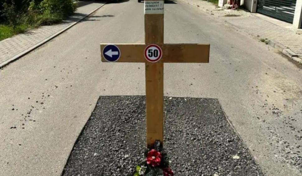 Mormânt, în mijlocul unei șosele din Alba Iulia, în semn de protest pentru o groapă 843346