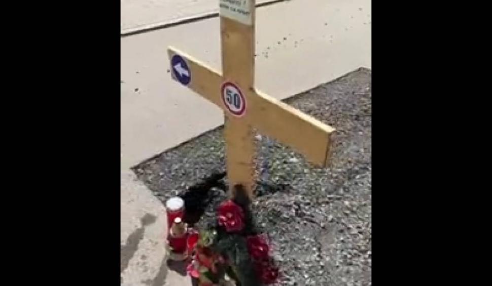 Mormânt, în mijlocul unei șosele din Alba Iulia, în semn de protest pentru o groapă 843347