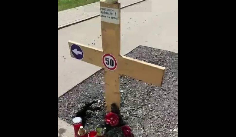 Mormânt, în mijlocul unei șosele din Alba Iulia, în semn de protest pentru o groapă 843348