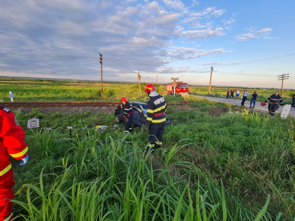 Accident teribil în Vâlcea! O mașină cu cinci persoane a fost lovită de tren 843632