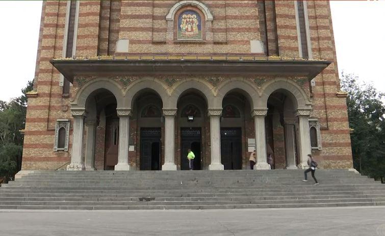 Bărbat abia ieșit din închisoare, reținut după ce a batjocorit o minoră, în curtea unei biserici din Olt 843421