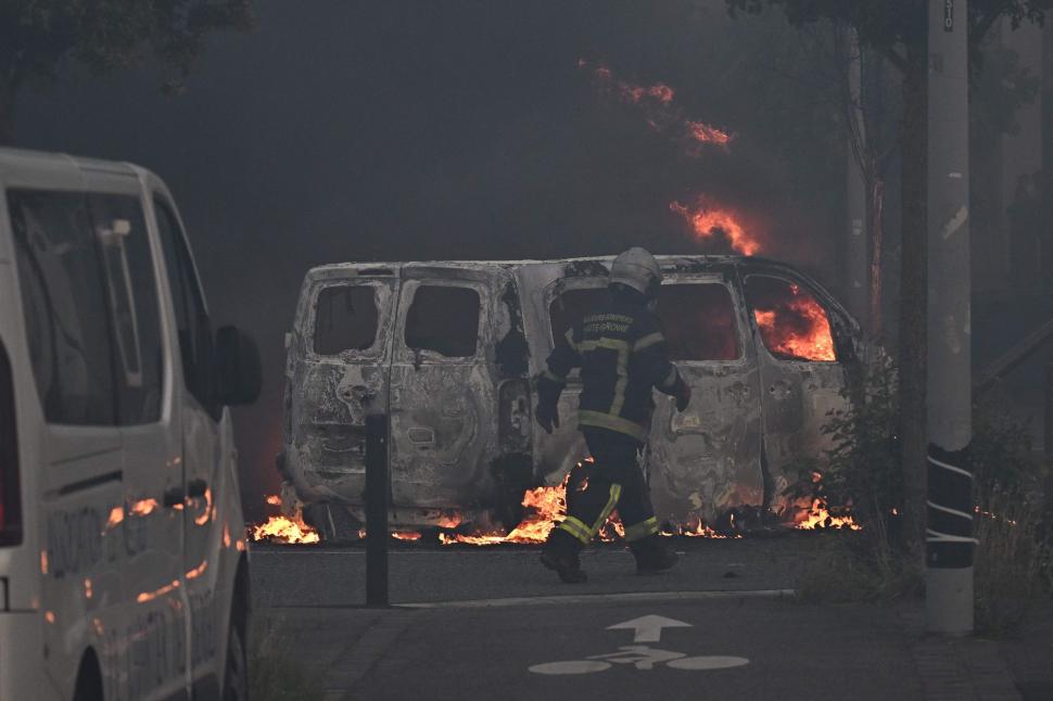 Ce s-a întâmplat cu polițistul acuzat că l-a împușcat mortal pe Nahel, un tânăr de 17 ani, la un control în trafic | Franța, devastată de revolte pentru a doua noapte la rând 843536