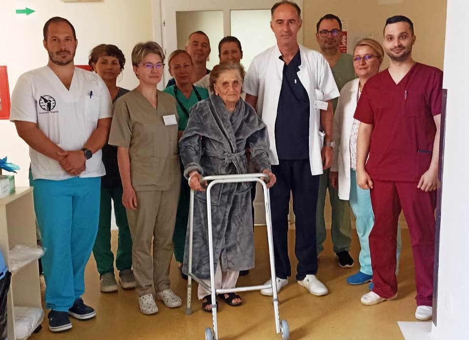 O pacientă în vârstă de 100 de ani a părăsit Spitalul Județean Cluj complet vindecată. "Sănătatea este importantă la orice vârstă!", transmit medicii