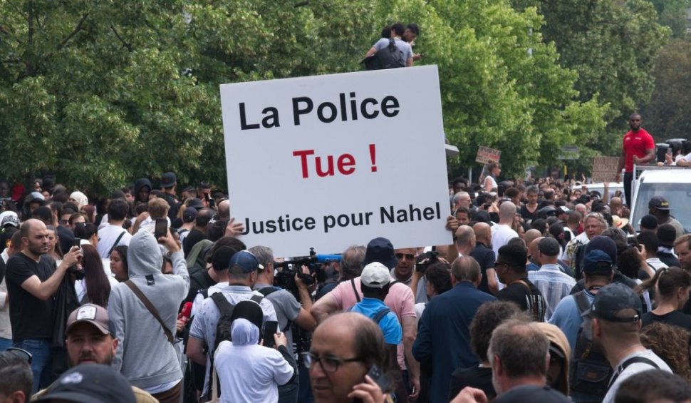 "Poliția ucide!" | Forțele de ordine au tras cu gloanțe de cauciuc și gaze lacrimogene la marșul în memoria lui Nahel, tânărul împușcat mortal de un polițist, în Franța