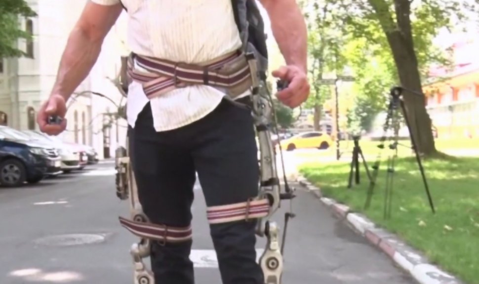 Exoschelet din piese auto, cumpărate din dezmembrări. Echipamentul este dedicat persoanelor cu dizabilităţi