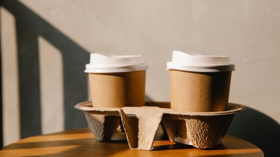 Cafea la pahar de plastic sau de hârtie? Atenție! Crește riscul de cancer