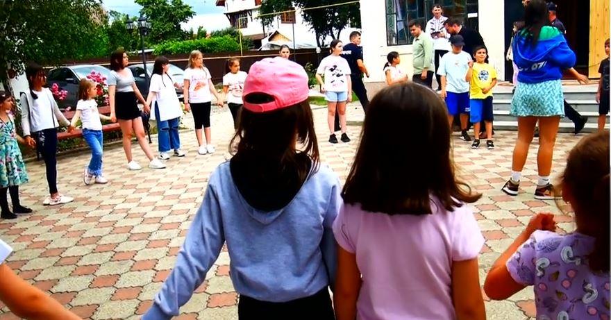 "Zâmbetul unui copil nu are preţ!" Gestul impresionant făcut de un preot din Bacău pentru aproape 100 de copii 843688