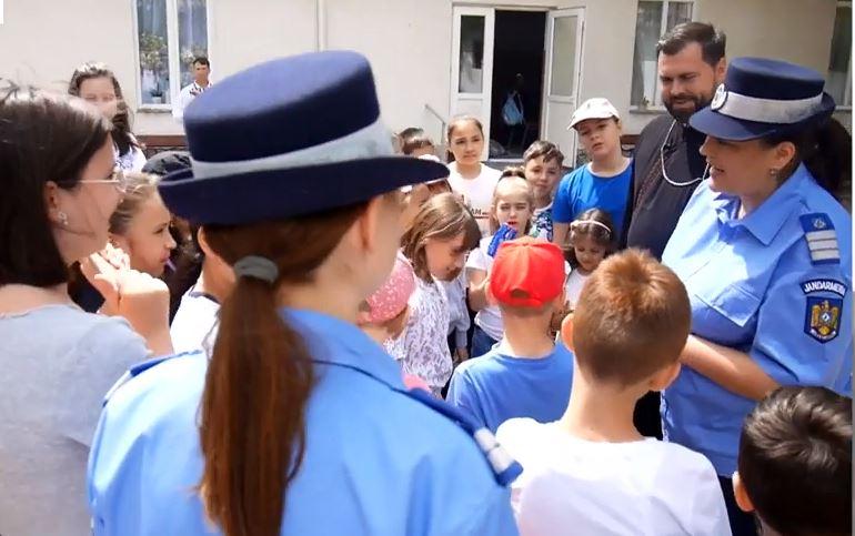 "Zâmbetul unui copil nu are preţ!" Gestul impresionant făcut de un preot din Bacău pentru aproape 100 de copii 843689