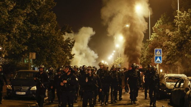 Violenţe fără precedent la Paris. Maşini de poliţie atacate de protestatari | Guvernul scoate blindatele pe străzi