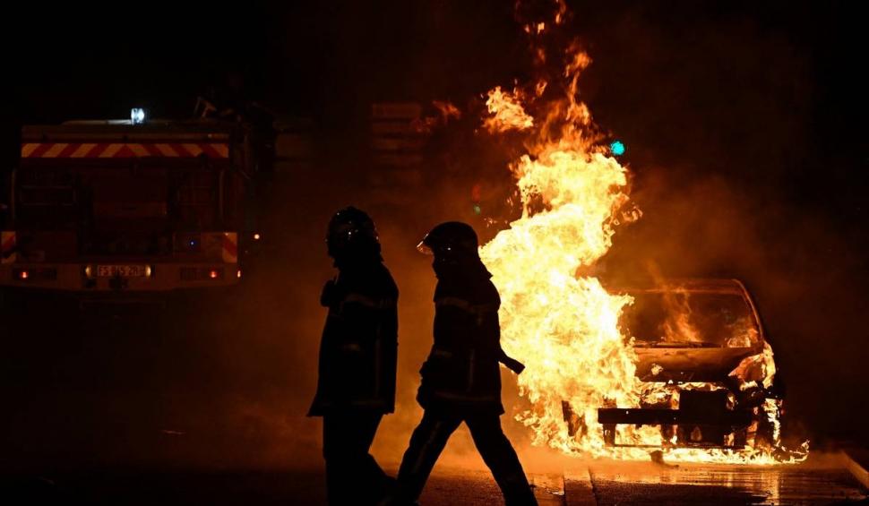 A treia noapte de violențe extreme în Franța. Protestatarii furioși au incendiat mai multe mașini și clădiri publice 843727