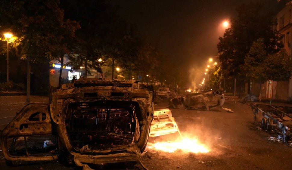 A treia noapte de violențe extreme în Franța. Protestatarii furioși au incendiat mai multe mașini și clădiri publice