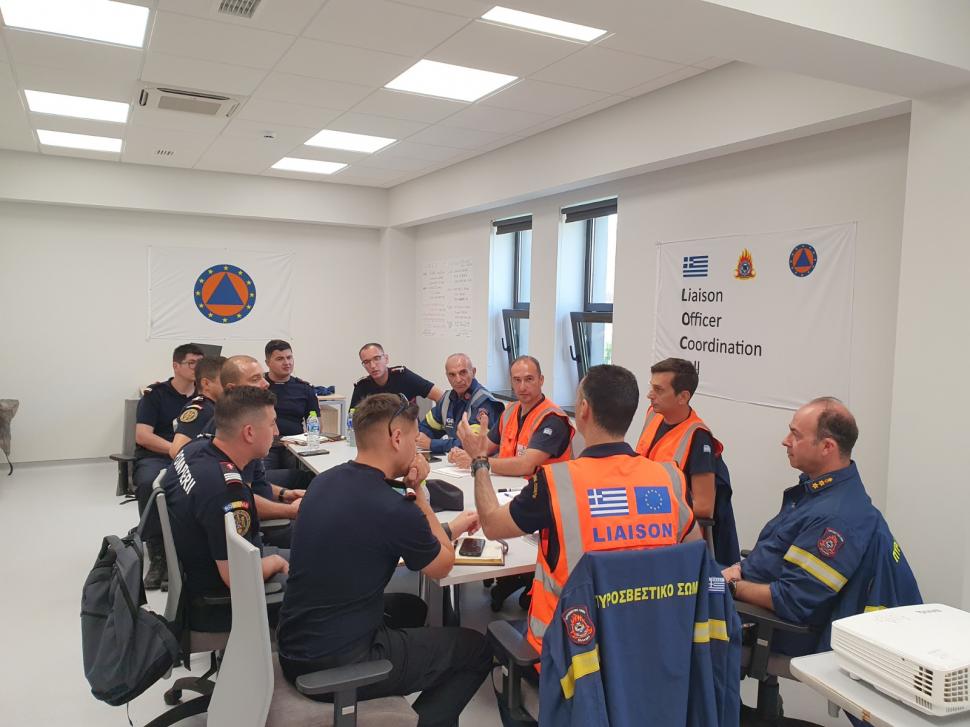 40 de pompieri români au ajuns în Grecia pentru a ajuta la stingerea incendiilor masive de vegetaţie 844061