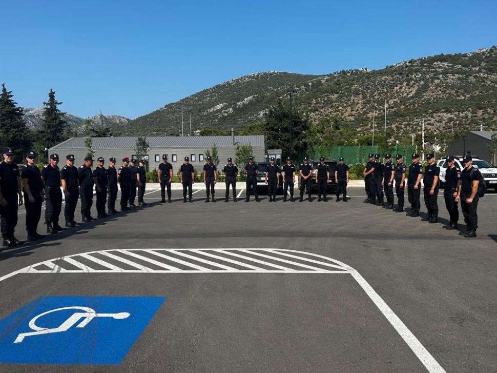 40 de pompieri români au ajuns în Grecia pentru a ajuta la stingerea incendiilor masive de vegetaţie 844062