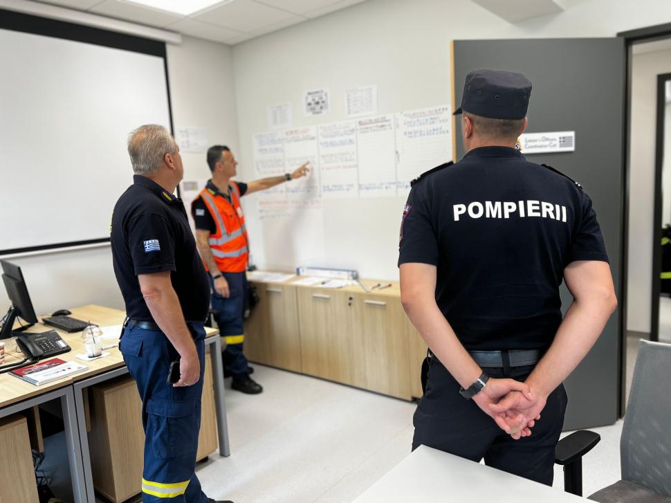 40 de pompieri români au ajuns în Grecia pentru a ajuta la stingerea incendiilor masive de vegetaţie 844064