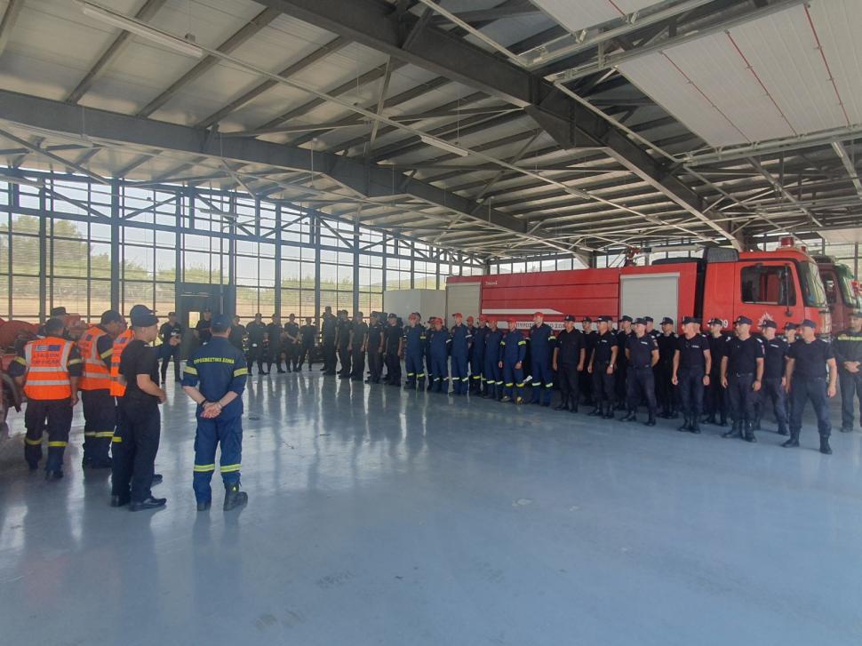 40 de pompieri români au ajuns în Grecia pentru a ajuta la stingerea incendiilor masive de vegetaţie 844065