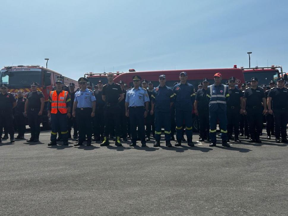 40 de pompieri români au ajuns în Grecia pentru a ajuta la stingerea incendiilor masive de vegetaţie 844067