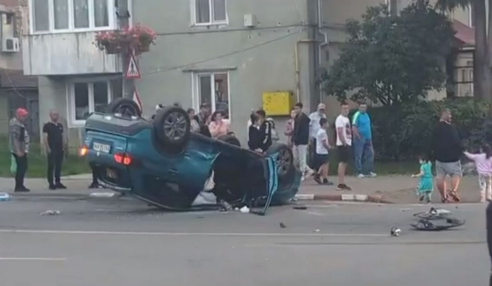 O mașină s-a răsturnat în Petroșani, în urma unui accident spectaculos