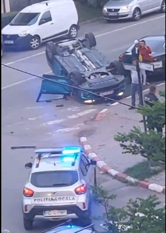 O mașină s-a răsturnat în Petroșani, în urma unui accident spectaculos 844085