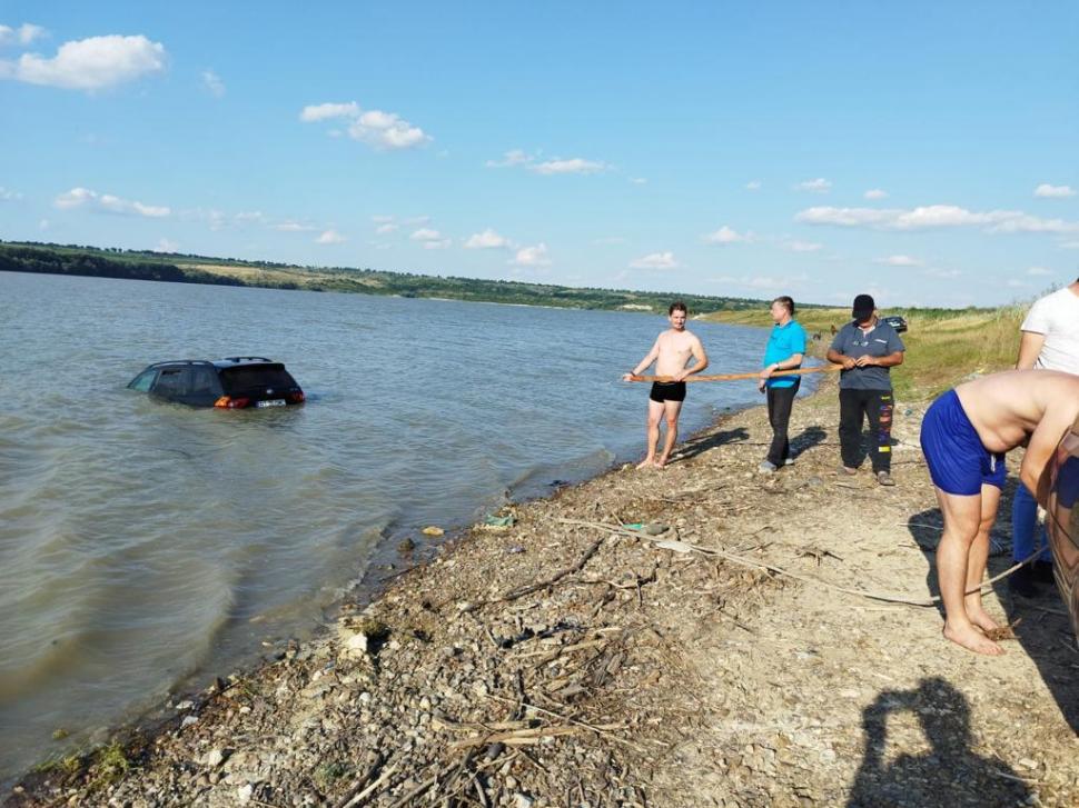 Cascadorie cu un BMW X5 ajuns în Prut. Cei din jur au rămas cu gura căscată 843985