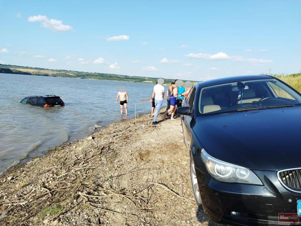 Cascadorie cu un BMW X5 ajuns în Prut. Cei din jur au rămas cu gura căscată 843986
