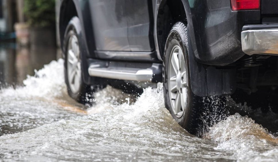 Atenție, șoferi! Cum conduceți în siguranță, în caz de inundație pe șosea. Dacă nu faceți asta, riscați avarii majore