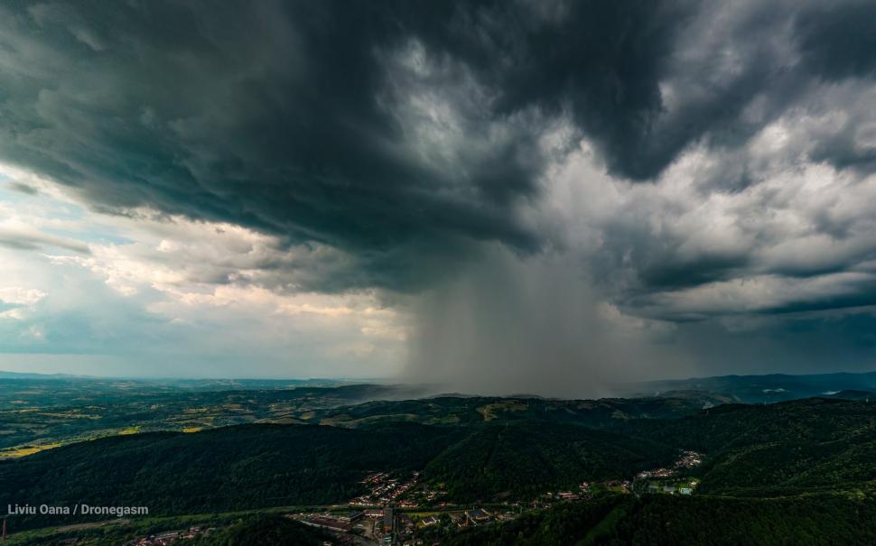Aşa arată urgia! Nor care îţi taie răsuflarea, surprins din timpul furtunii care a făcut prăpăd în Reşiţa 844089