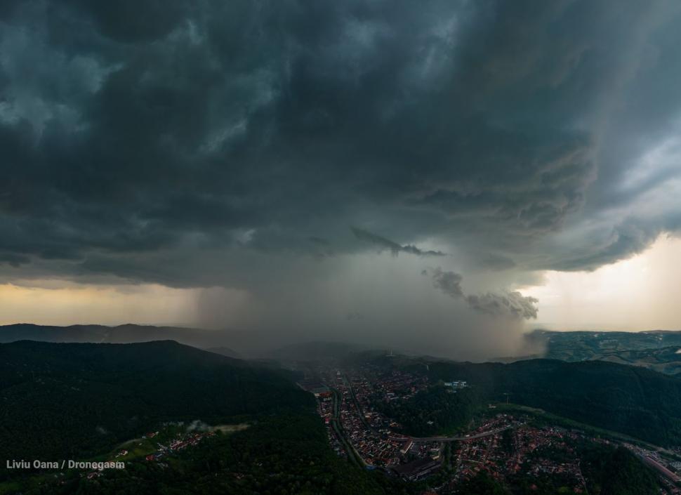 Aşa arată urgia! Nor care îţi taie răsuflarea, surprins din timpul furtunii care a făcut prăpăd în Reşiţa 844091