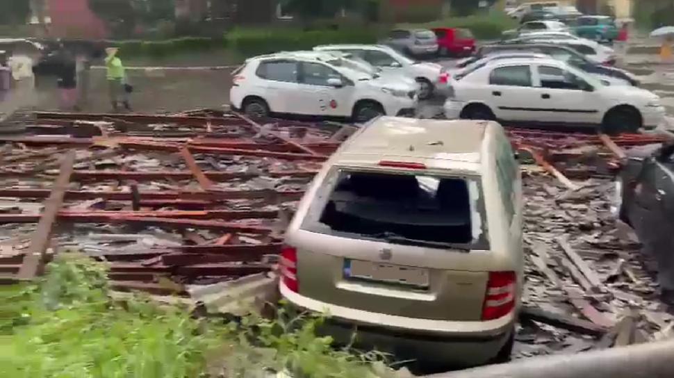 Aşa arată urgia! Nor care îţi taie răsuflarea, surprins din timpul furtunii care a făcut prăpăd în Reşiţa 844093