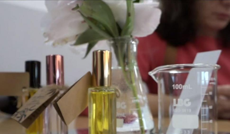 Școala unde elevii învață să extragă uleiuri esențiale din flori și fructe | ”Parfum de chimie”, proiect inovativ 843970