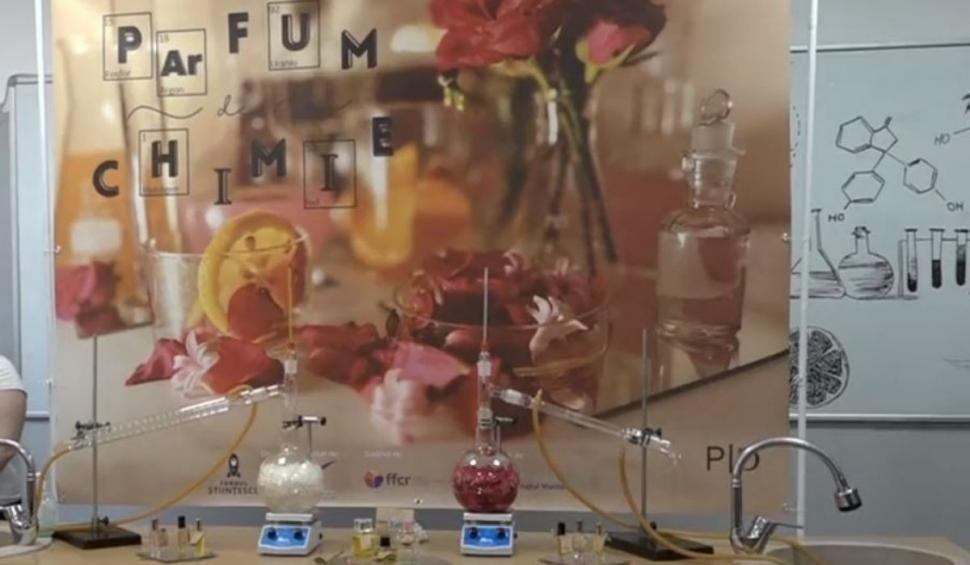 Școala unde elevii învață să extragă uleiuri esențiale din flori și fructe | ”Parfum de chimie”, proiect inovativ 843971