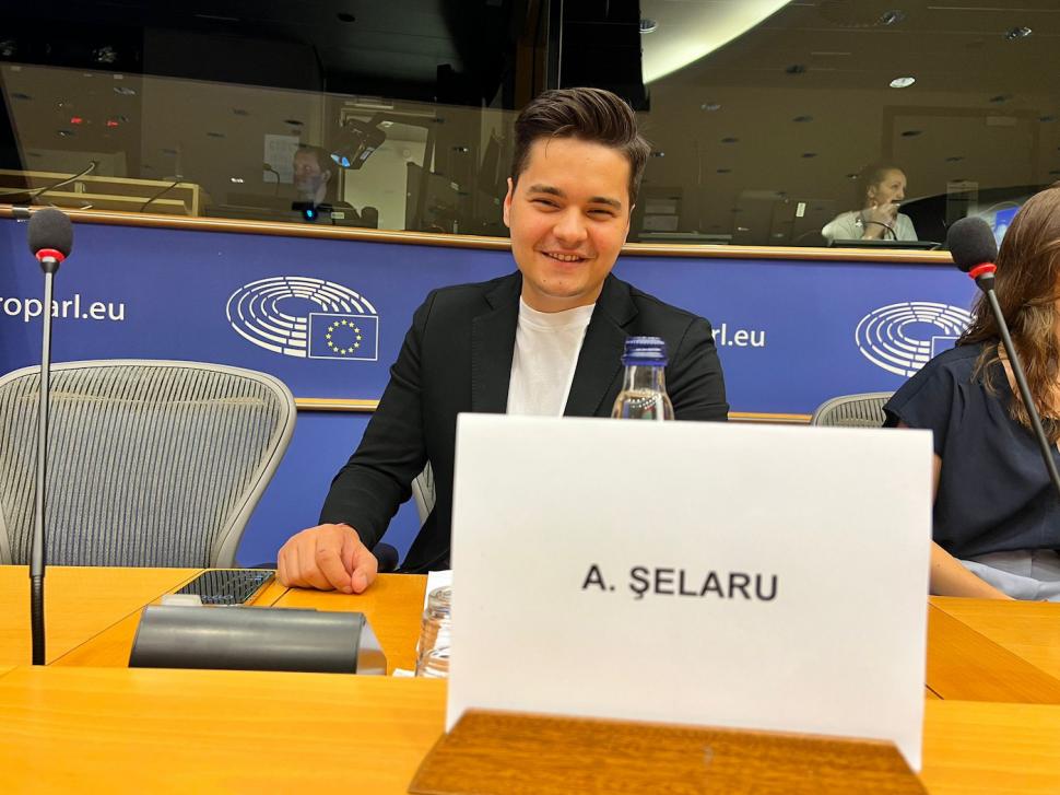 ”Platformele de social media trebuie să-și asume și ele responsabilitatea” | Selly, cunoscut vlogger, a vobit în Parlamentul European despre sănătatea mintală a tinerilor 844055