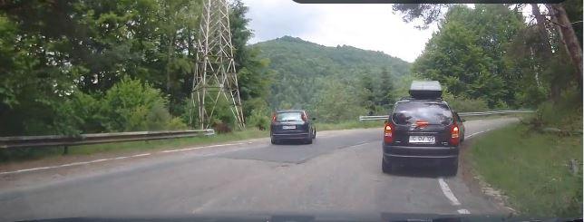 Un șofer din Argeș a încercat să lovească o ursoaică cu pui, cu mașina, pe Transfăgărășan. Cu o mână pe volan, cu cealaltă filma 844072