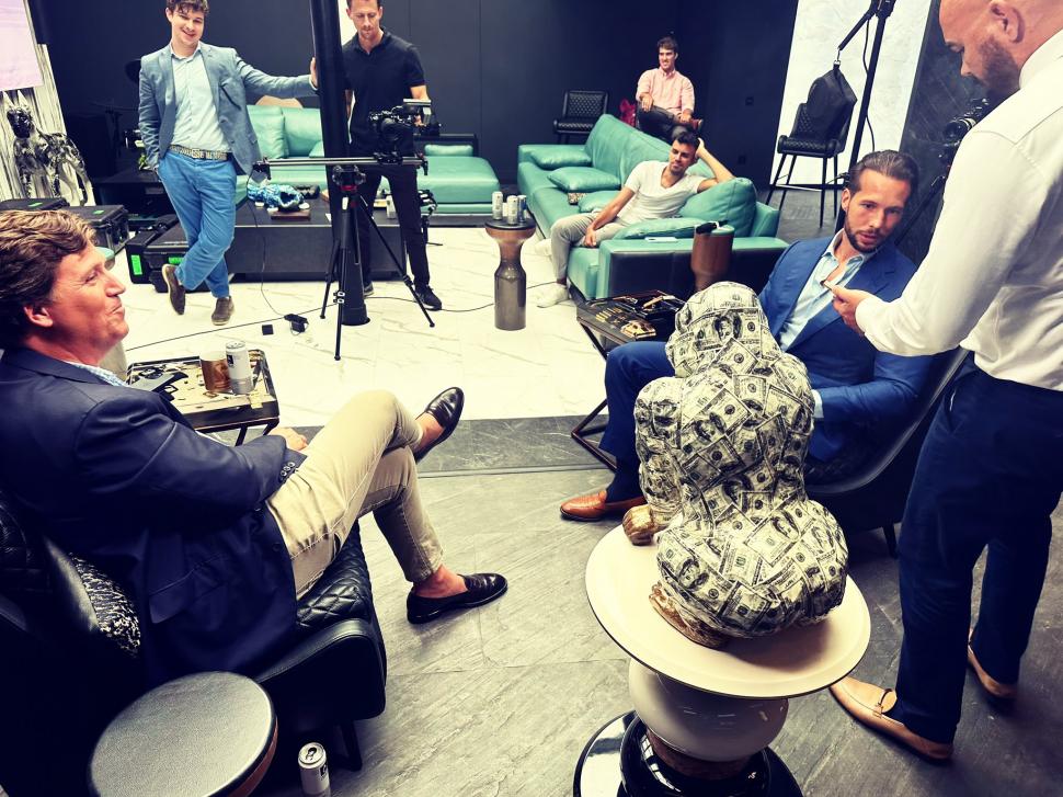 Culisele vizitei misterioase făcute de Tucker Carlson la București 844259