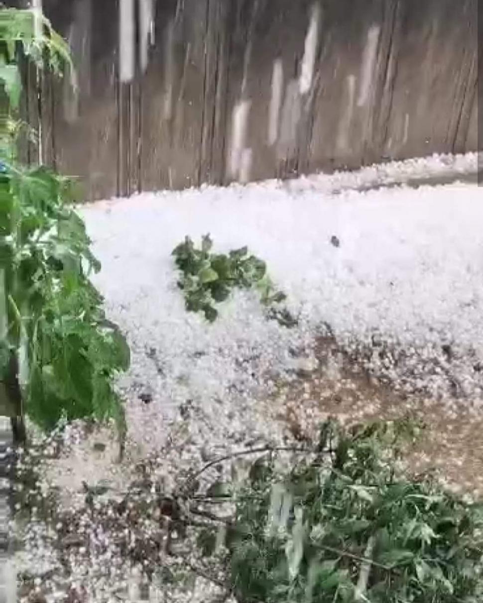 Grindina a făcut prăpăd în mai multe zone din țară | Covor alb de gheață în toiul verii, în urma fenomenelor extreme 844237