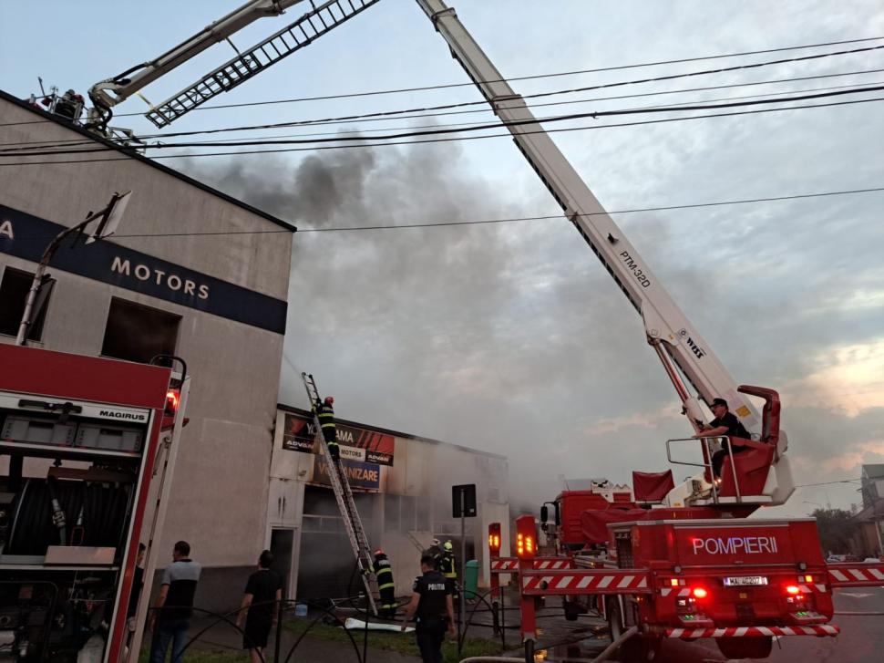 Incendiu puternic la un service auto din Satu Mare! Au ars aproximativ 1.000 de metri pătrați 844251