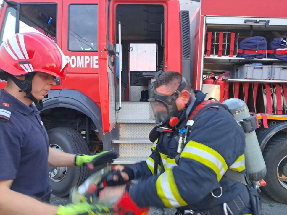 Incendiu puternic la un service auto din Satu Mare! Au ars aproximativ 1.000 de metri pătrați 844252