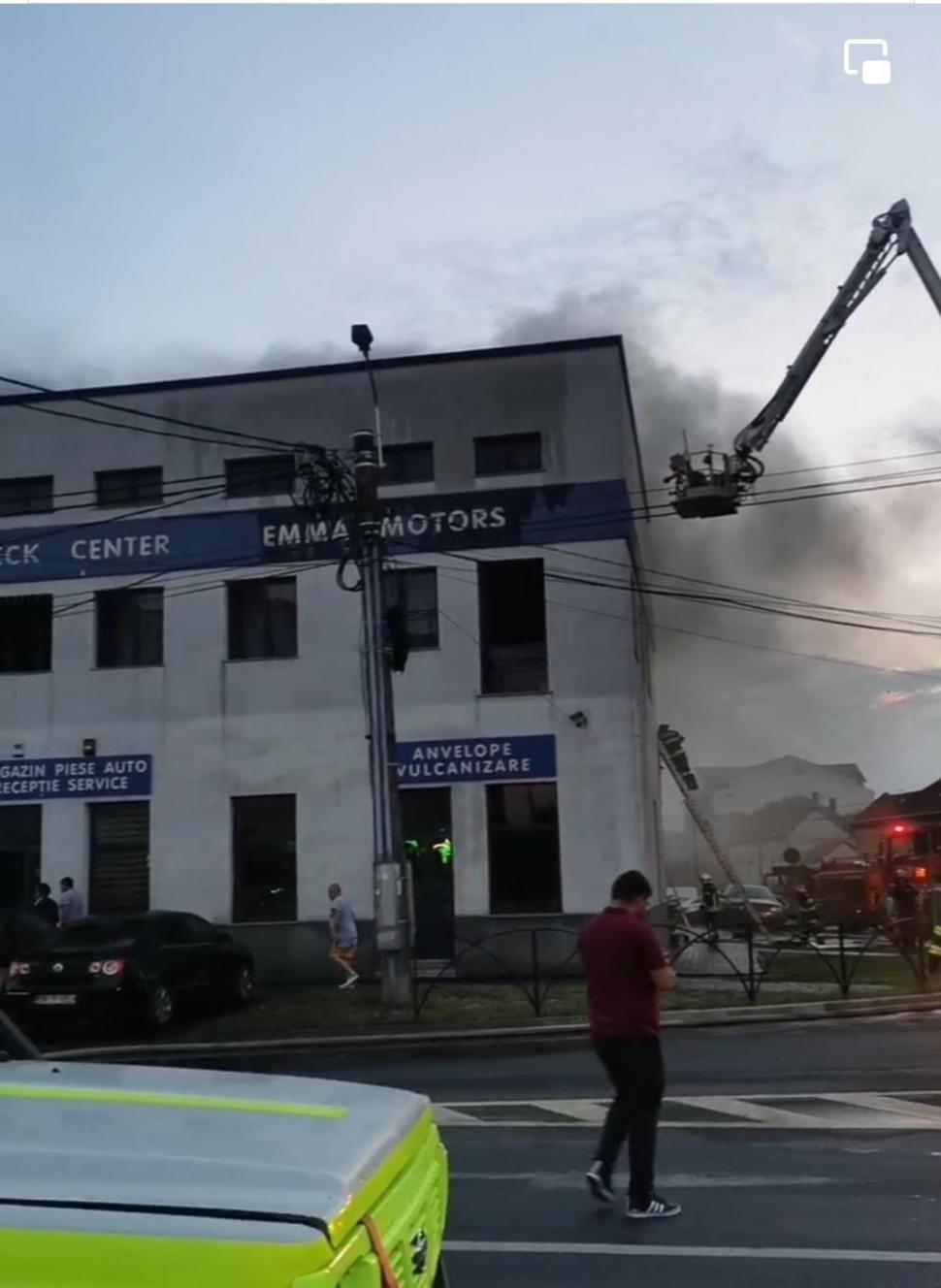 Incendiu puternic la un service auto din Satu Mare! Au ars aproximativ 1.000 de metri pătrați 844253