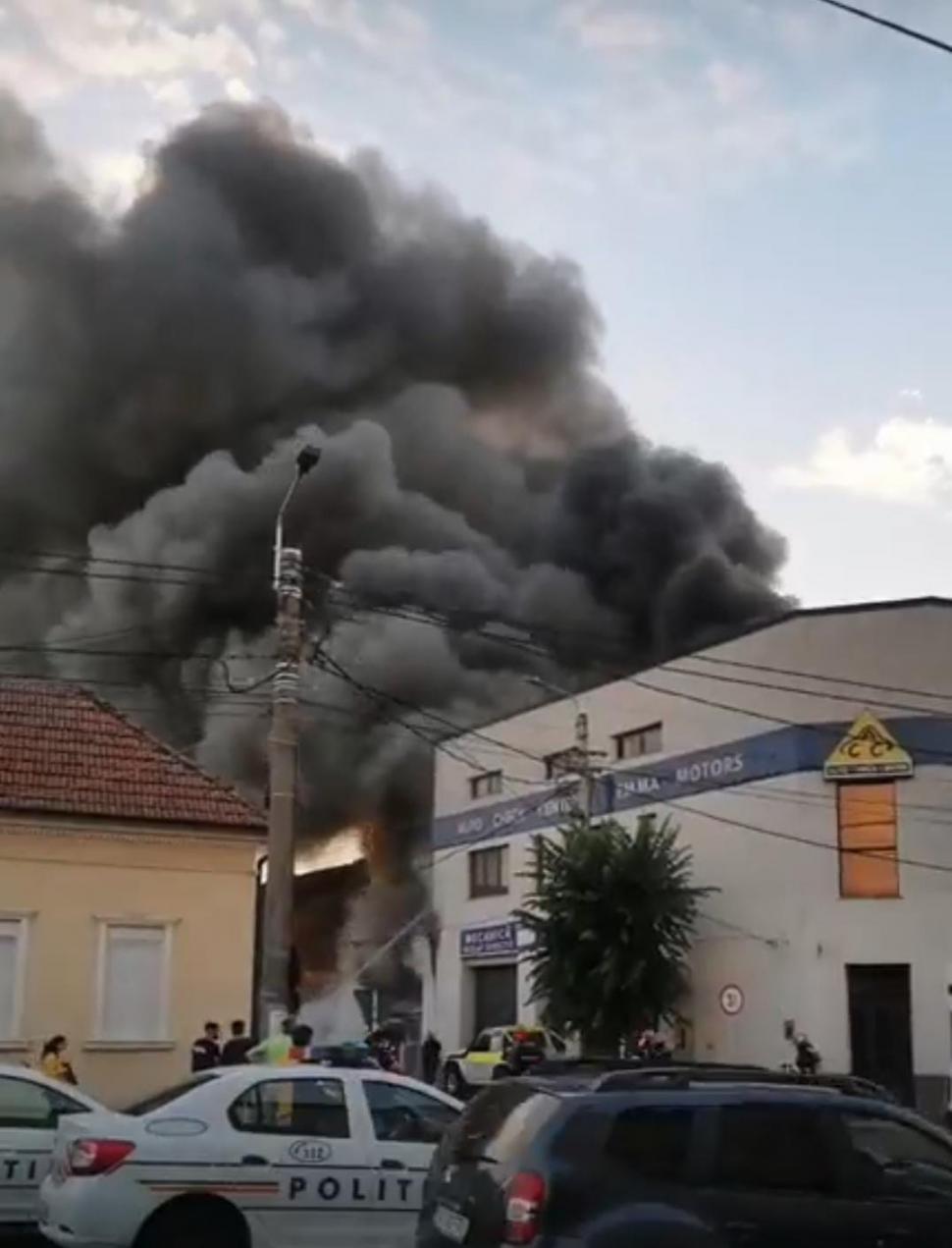 Incendiu puternic la un service auto din Satu Mare! Au ars aproximativ 1.000 de metri pătrați 844254