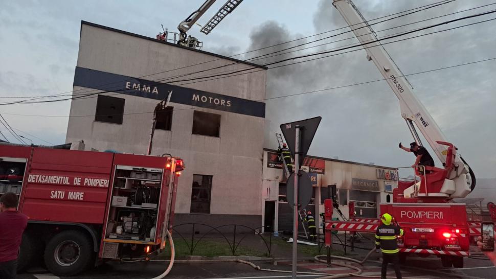 Incendiu puternic la un service auto din Satu Mare! Au ars aproximativ 1.000 de metri pătrați 844255