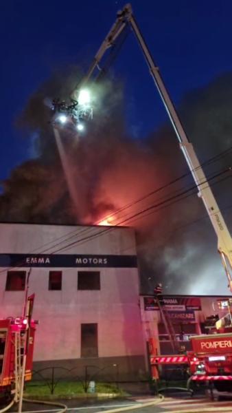 Incendiu puternic la un service auto din Satu Mare! Au ars aproximativ 1.000 de metri pătrați 844256