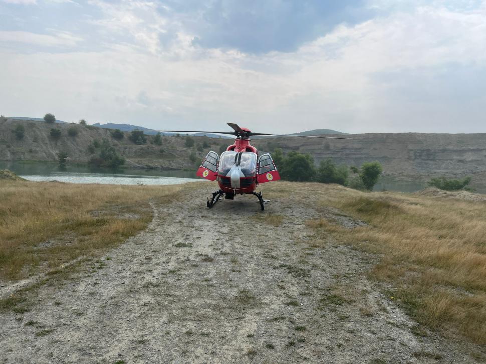 Operațiune contracronometru | Bărbat înecat în lacul Laguna Albastră, salvat cu ajutorul elicopterului SMURD de la Jibou 844228